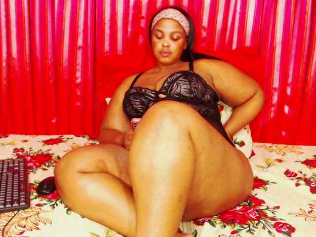 DivineBootyxxx webcam