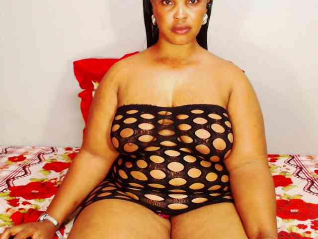 DivineBootyxxx webcam