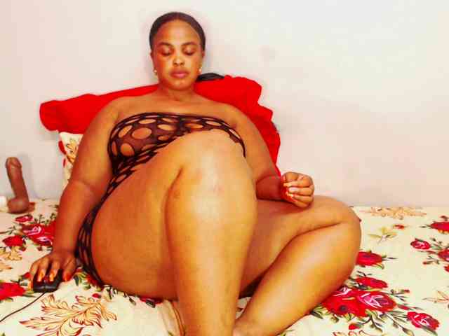 DivineBootyxxx webcam