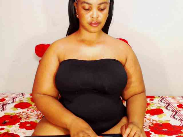 DivineBootyxxx webcam