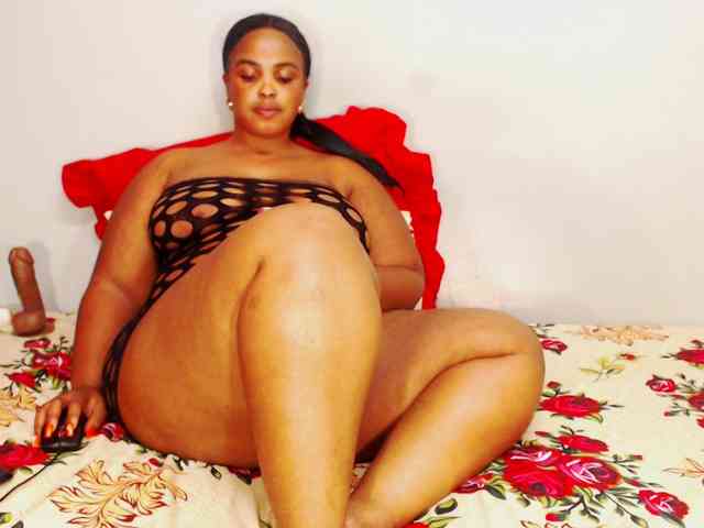 DivineBootyxxx webcam