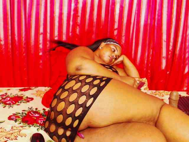 DivineBootyxxx Live Webcam on BongaCams