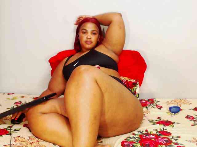 DivineBootyxxx webcam