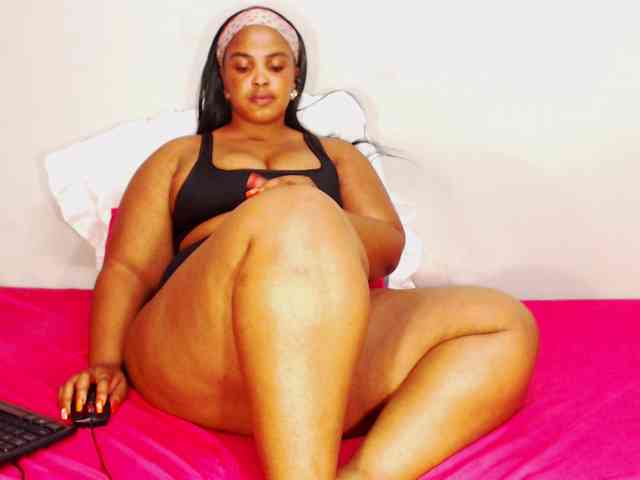 DivineBootyxxx webcam