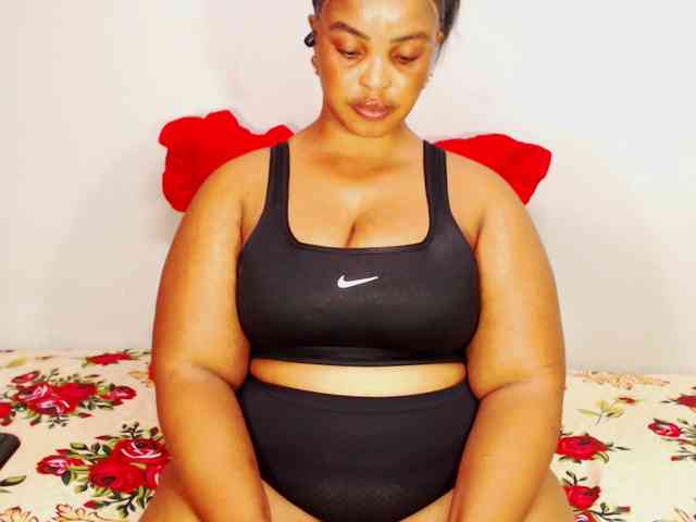 DivineBootyxxx webcam