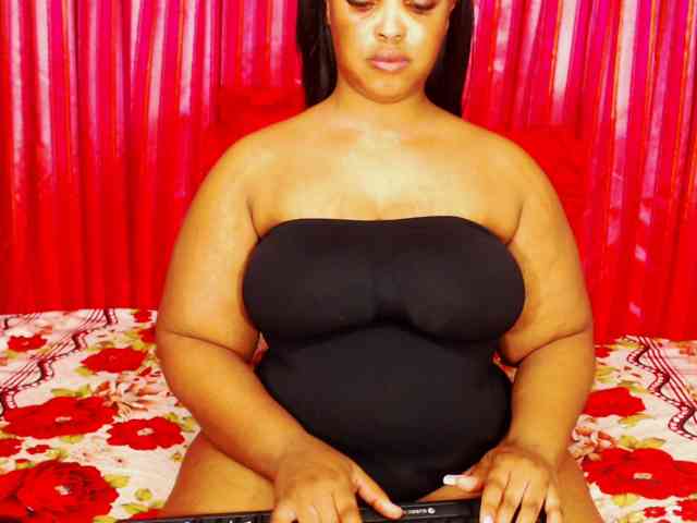 DivineBootyxxx webcam