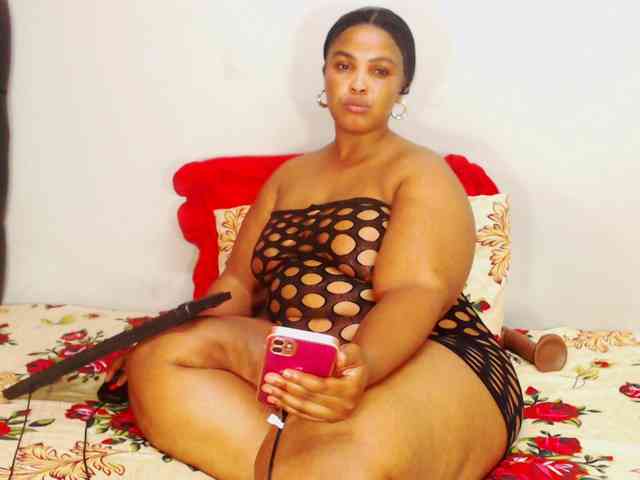 DivineBootyxxx webcam