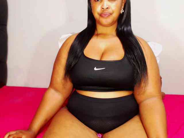 DivineBootyxxx webcam