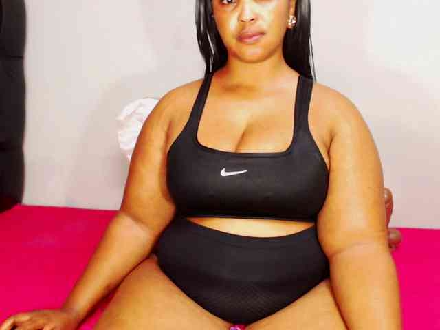 DivineBootyxxx webcam