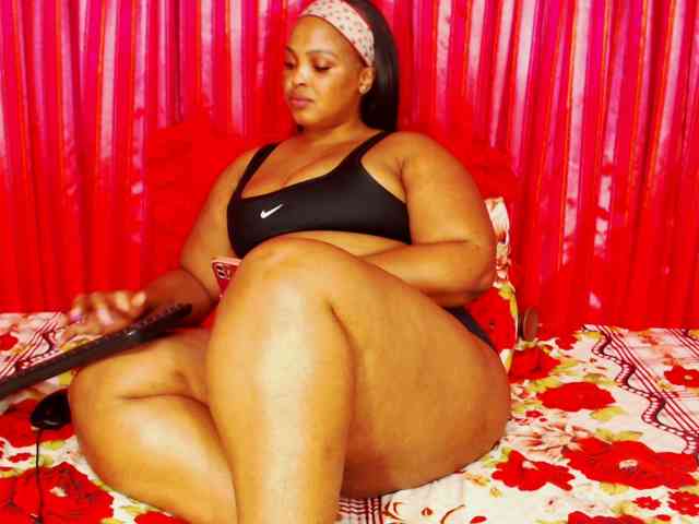 DivineBootyxxx webcam