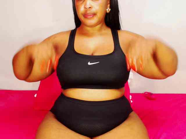 DivineBootyxxx webcam