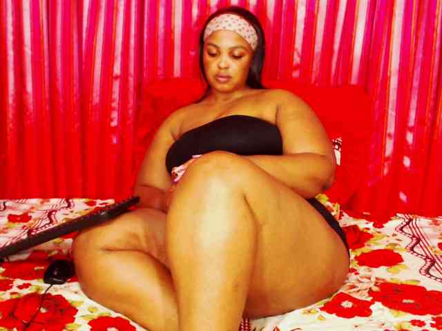 DivineBootyxxx webcam