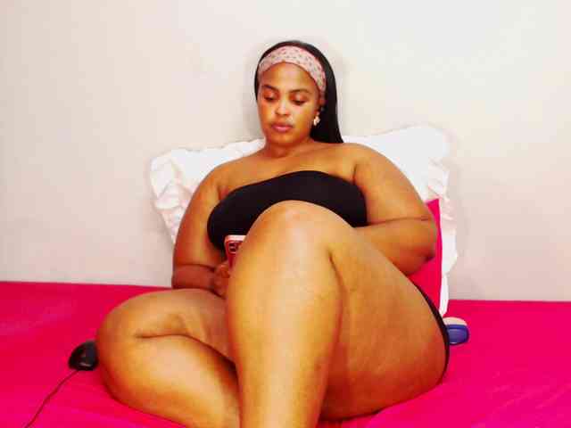 DivineBootyxxx webcam