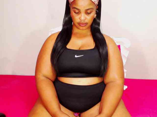 DivineBootyxxx webcam