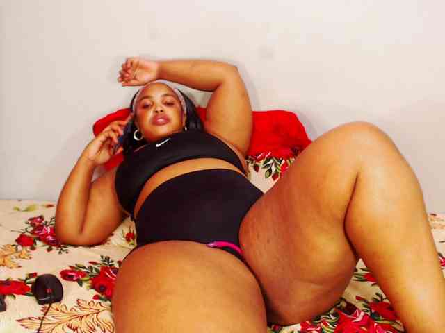 DivineBootyxxx webcam