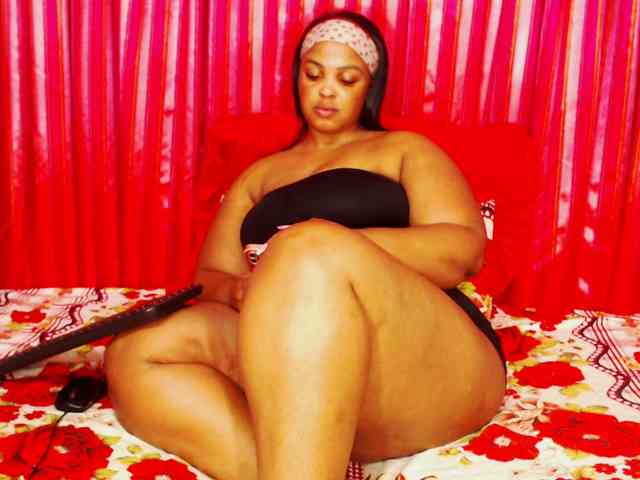 DivineBootyxxx webcam