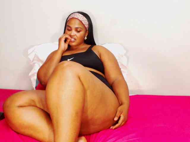 DivineBootyxxx webcam