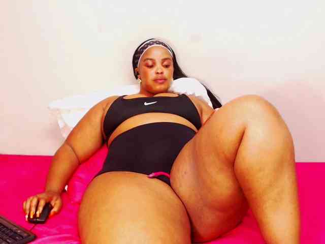 DivineBootyxxx webcam