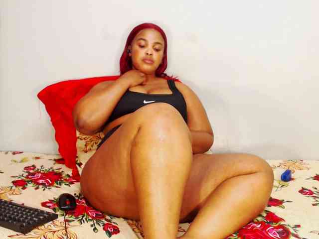 DivineBootyxxx webcam