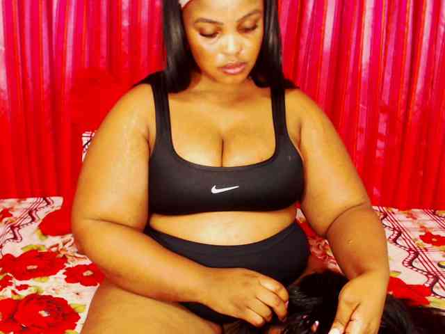 DivineBootyxxx webcam