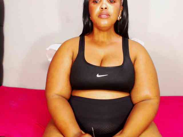 DivineBootyxxx webcam