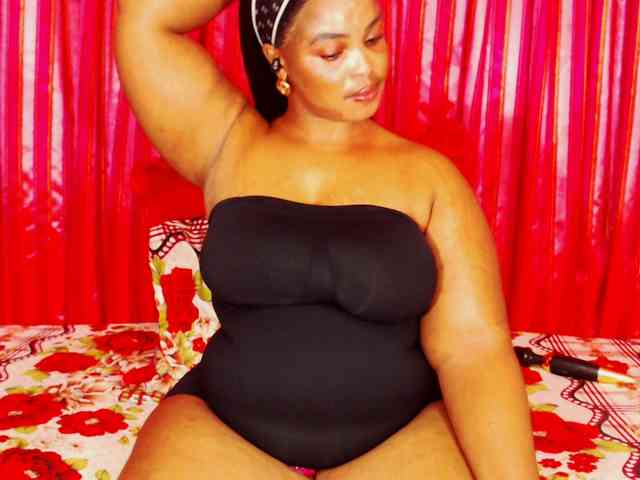 DivineBootyxxx webcam