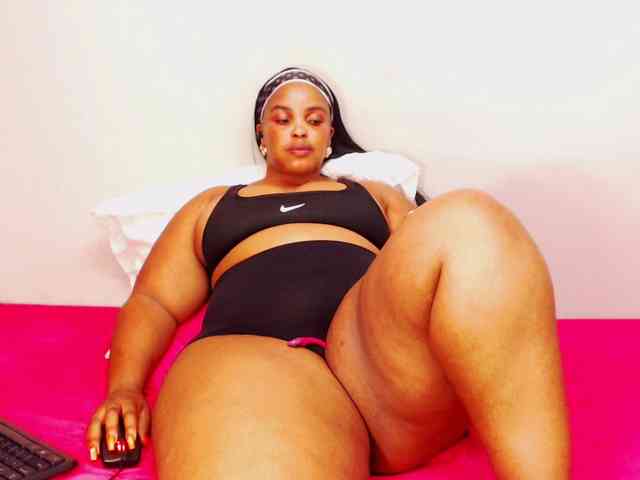 DivineBootyxxx webcam