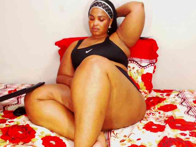 DivineBootyxxx webcam