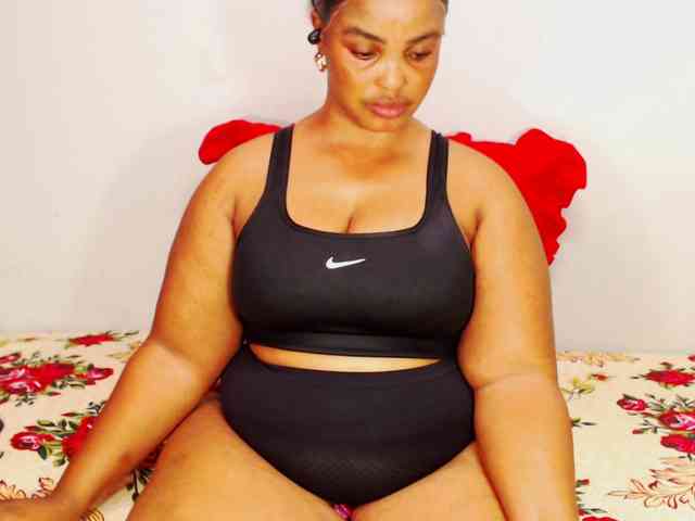 DivineBootyxxx webcam