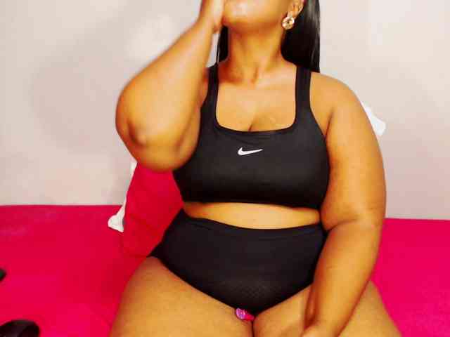 DivineBootyxxx webcam