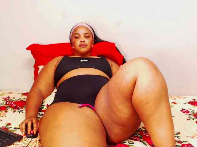 DivineBootyxxx webcam