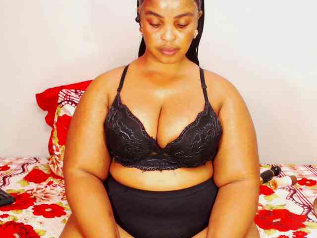 DivineBootyxxx webcam