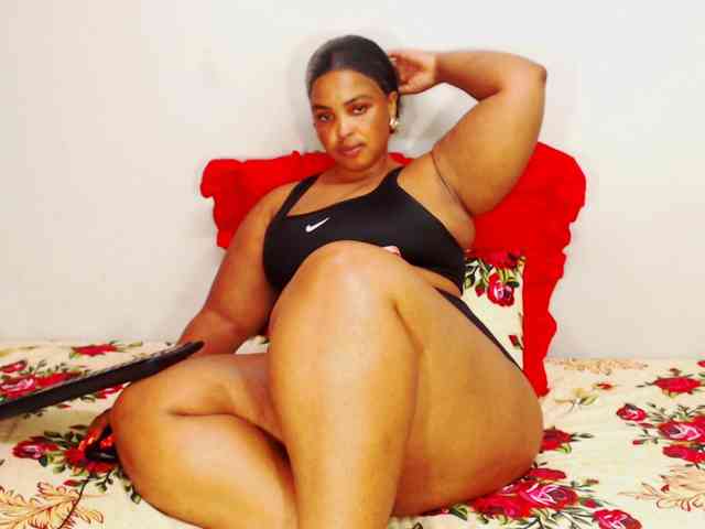 DivineBootyxxx webcam