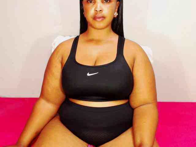 DivineBootyxxx webcam