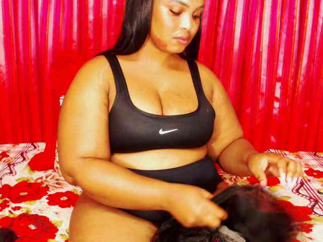 DivineBootyxxx webcam