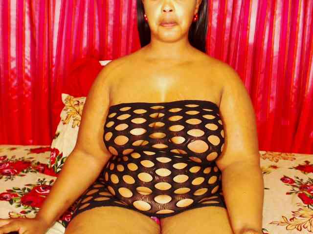 DivineBootyxxx webcam