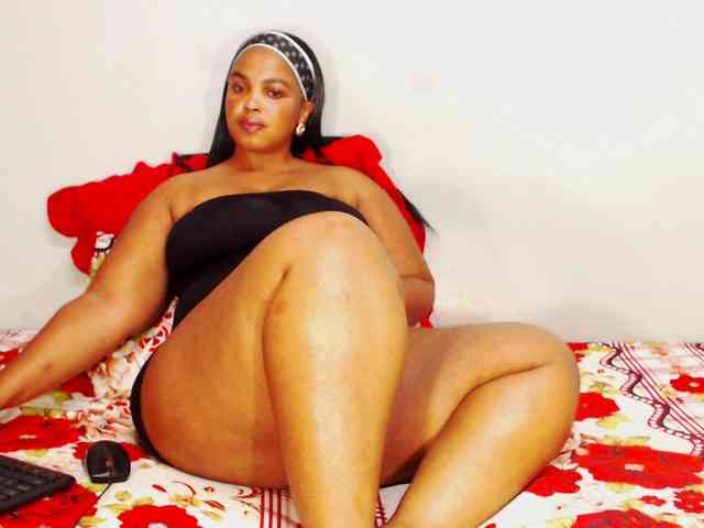 DivineBootyxxx webcam