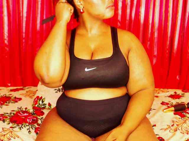 DivineBootyxxx webcam