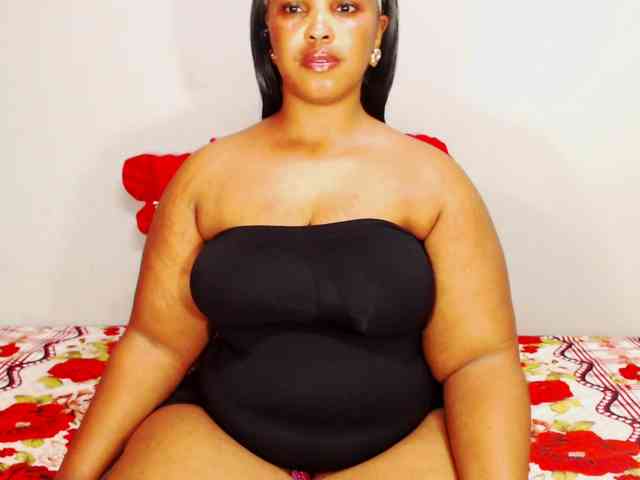 DivineBootyxxx webcam