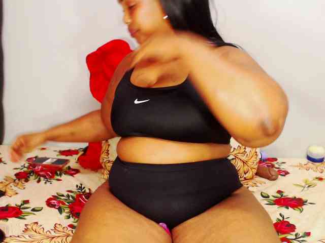 DivineBootyxxx webcam