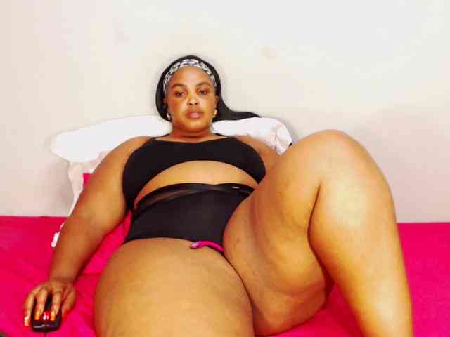 DivineBootyxxx webcam