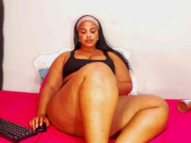 DivineBootyxxx webcam