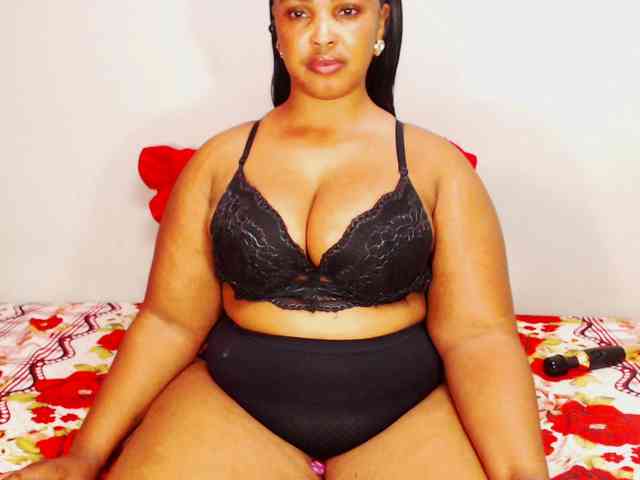 DivineBootyxxx webcam