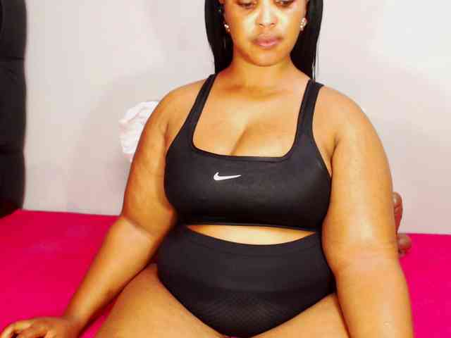 DivineBootyxxx webcam