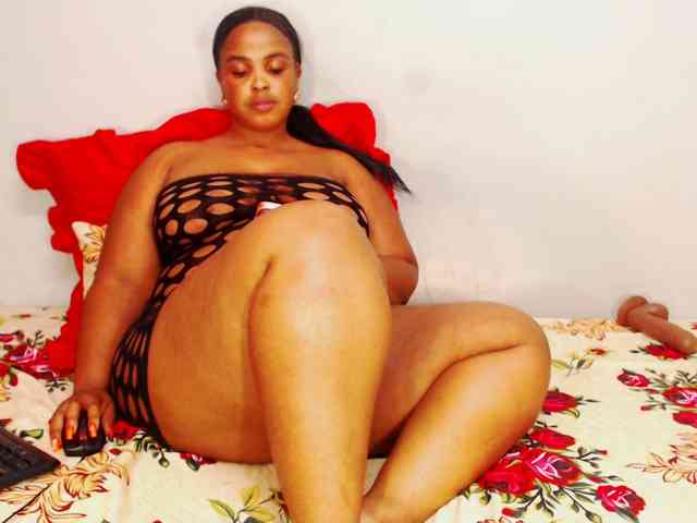 DivineBootyxxx webcam