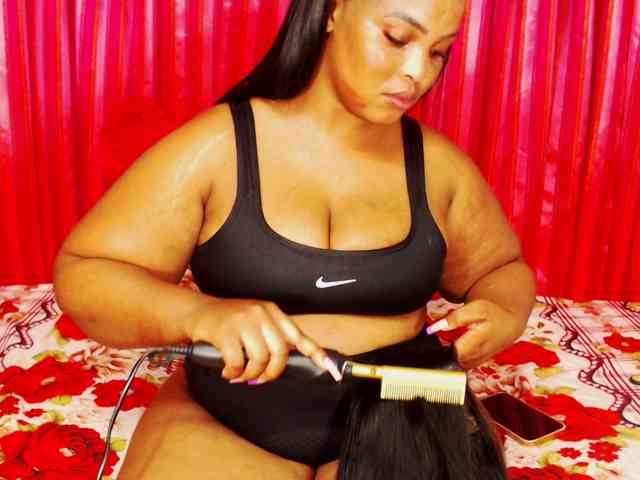 DivineBootyxxx webcam