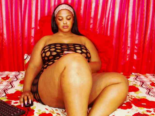 DivineBootyxxx webcam