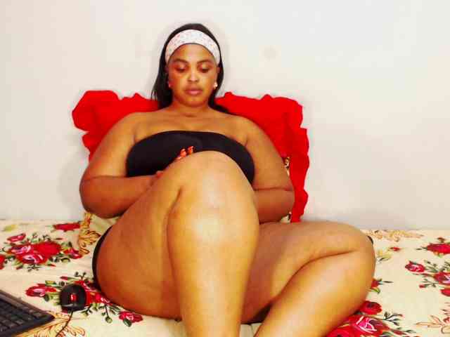 DivineBootyxxx webcam