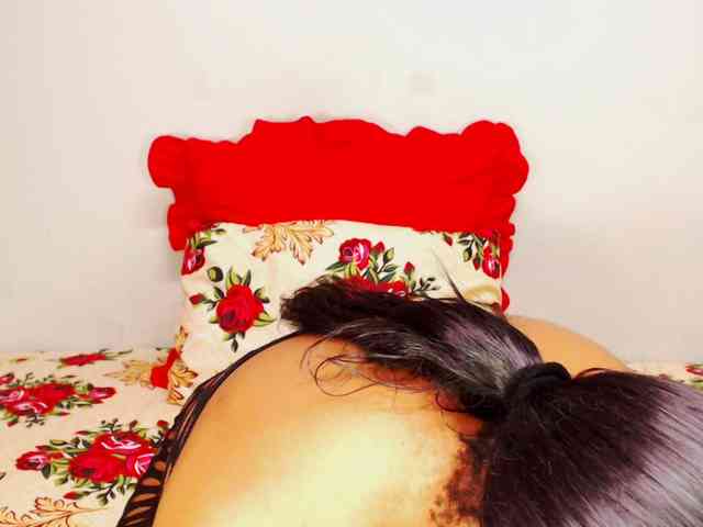 DivineBootyxxx webcam