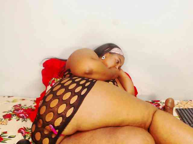 DivineBootyxxx webcam